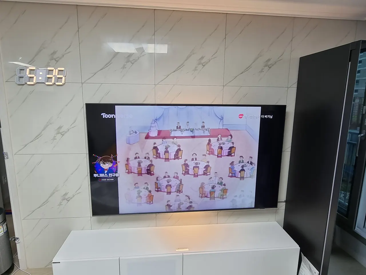 벽걸이티비설치 사례 - 대리석 아트월 디지털 시계 옆 TV 설치