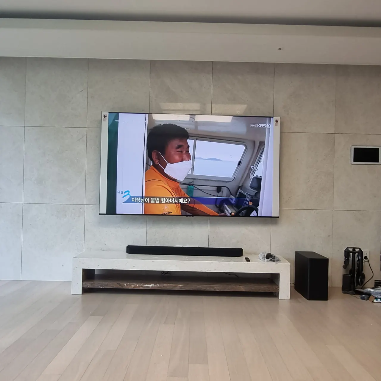 벽걸이티비설치 사례 - TV장과 사운드바 높이에 맞춘 벽걸이 TV